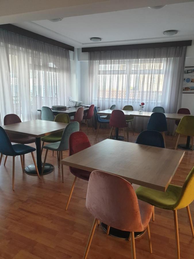Poarta Apelor Hotel Sarichioi Eksteriør billede
